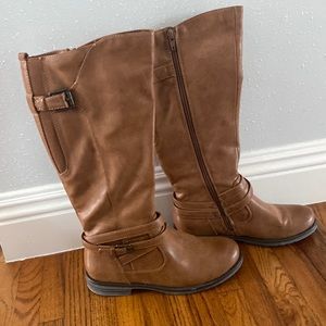 Brown boots from Baretraps. In good condition!